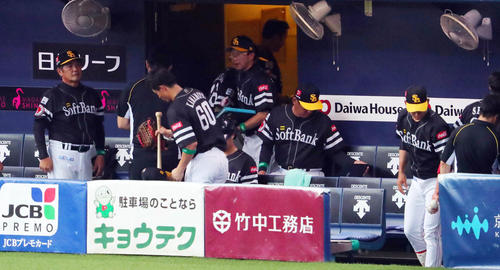 オリックス対ソフトバンク　連勝が止まり引き揚げるナインを見送る工藤監督（左）（撮影・宮崎幸一）