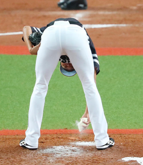 オリックス対ソフトバンク　8回裏オリックス2死満塁、椎野新はクリス・マレーロに中越え勝ち越し3点適時二塁打を浴び、ロジンを手にする（撮影・宮崎幸一）