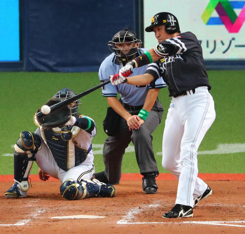 6回表ソフトバンク1死、内川は中前打を放ちこの日4安打（撮影・宮崎幸一）