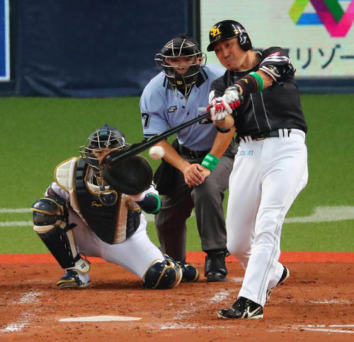 3回表ソフトバンク2死一塁、左前打を放つ内川（撮影・宮崎幸一）