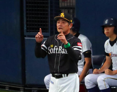 オリックス対ソフトバンク　8回裏オリックス2死二、三塁、福田周平の中前同点2点打の捕球にリクエスト検証を求める工藤公康監督（撮影・宮崎幸一）
