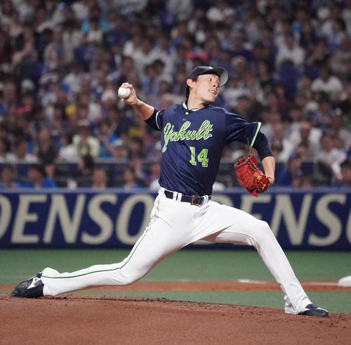 1回裏、登板するヤクルト先発の高梨裕稔（撮影・森本幸一）