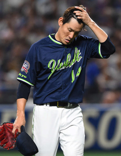 中日対ヤクルト　1回裏中日攻撃終了、厳しい表情でベンチへ戻るヤクルト高梨（撮影・森本幸一）