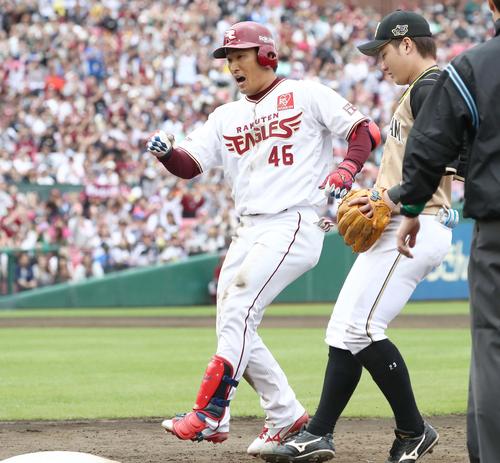 楽天対日本ハム　3回裏楽天2死一、二塁、右前適時打を放ち叫ぶ下水流