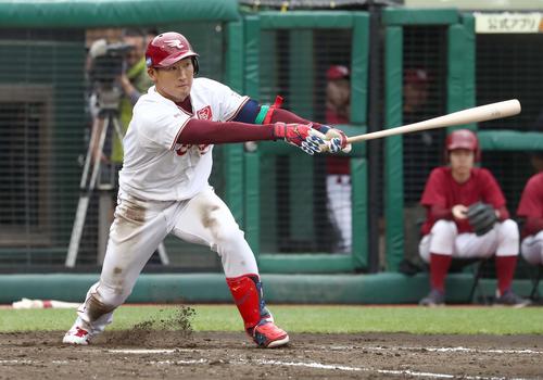 楽天対日本ハム　3回裏楽天2死一、二塁、右前適時打を放つ下水流