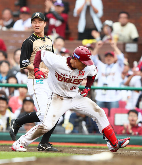 楽天対日本ハム　3回裏楽天2死一、二塁、下水流は右前適時打を放ち力強くガッツポーズ（撮影・足立雅史）