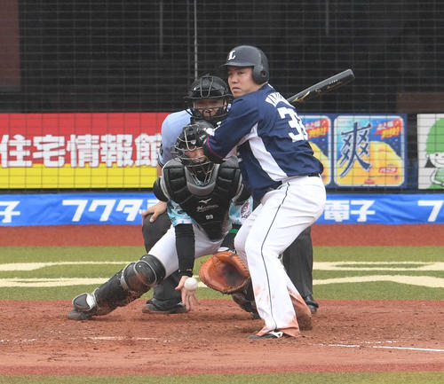 ロッテ対西武　5回表西武2死満塁、山川は押し出し四球を選ぶ（撮影・山崎安昭）