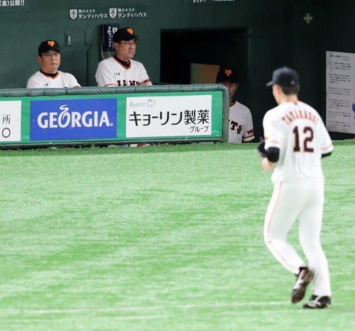 巨人対DeNA　3回表DeNA2死一、三塁、高橋（12番）を降板させた原監督（後方中央）（撮影・垰建太）