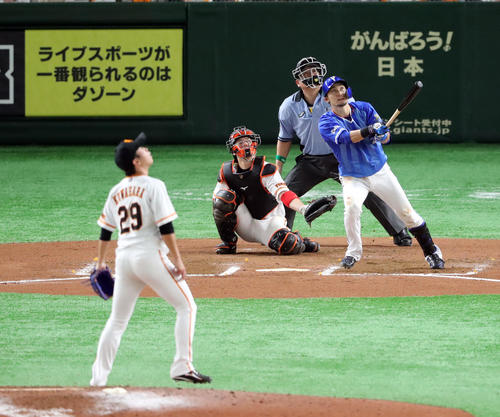 巨人対DeNA　6回表DeNA2死一、二塁、左越え3点本塁打を放つ伊藤光。投手鍬原（撮影・垰建太）