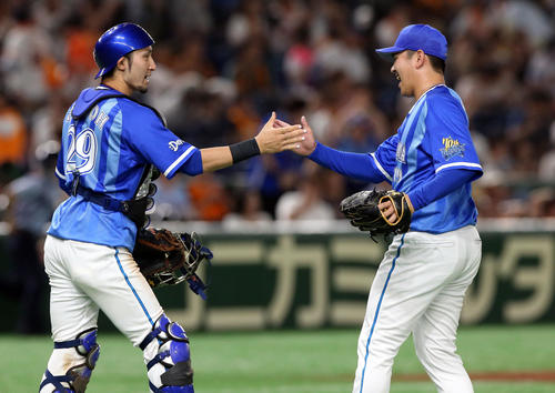 巨人対DeNA　試合後、最後を締めた山崎（右）と勝利の喜びを分かち合う捕手伊藤光（撮影・狩俣裕三）