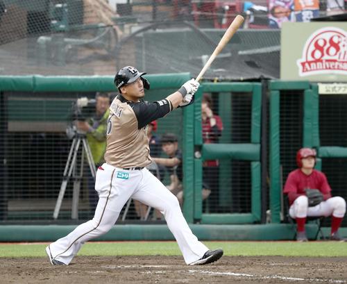 楽天対日本ハム　5回表日本ハム1死三塁、右犠飛を放つ中田（撮影・黒川智章）