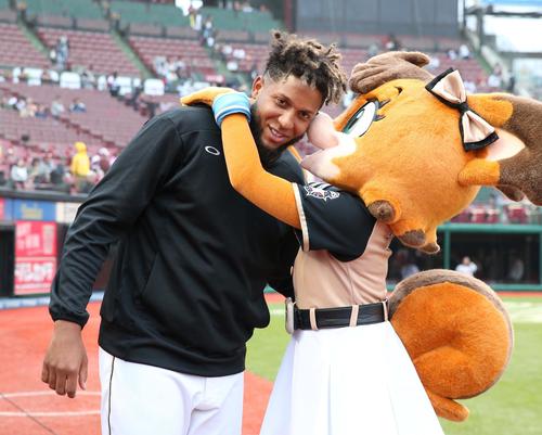 楽天対日本ハム　試合後、マスコットのポリーに祝福されるロドリゲス（撮影・黒川智章）