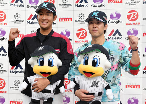 ロッテ対西武　ヒーローインタビューで笑顔でポーズを決めるロッテ土肥（左）と鈴木（撮影・滝沢徹郎）