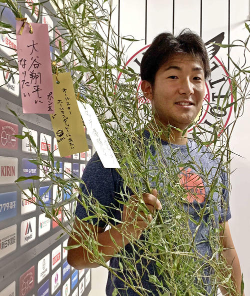 誕生日に今季初白星を挙げたロッテ土肥は、七夕の短冊に「大谷翔平になりたい」と願い事を書き込んだ