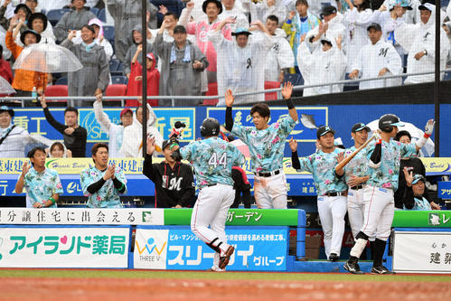 ロッテ対西武　7回裏ロッテ2死二、三塁、左越え3点本塁打を放った井上（手前）は生還しナインとタッチを交わす（撮影・滝沢徹郎）