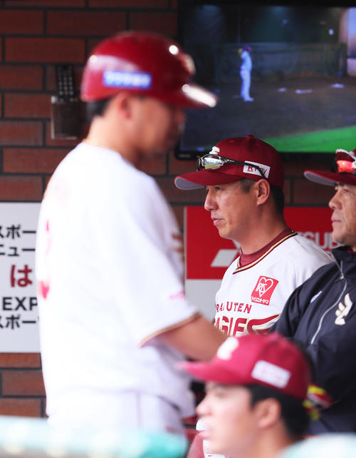 楽天対日本ハム　8回裏楽天1死、浅村（左）が空振り三振に倒れ、厳しい表情の平石監督（撮影・足立雅史）