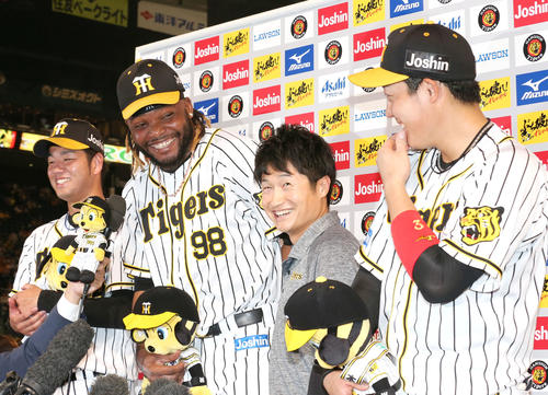 阪神対広島　ラファエル・ドリス（中央）はヒーローインタビューで笑顔を見せる（撮影・上山淳一）