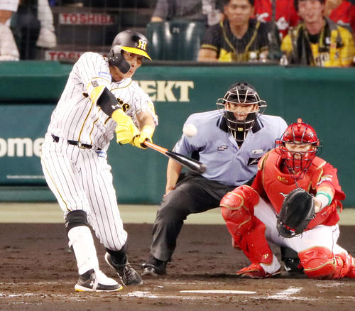 7回裏阪神無死、糸井は中前打を放つ（撮影・加藤哉）