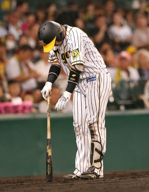 7回裏阪神2死、梅野はファールを打った後、手首を気にする（撮影・上山淳一）
