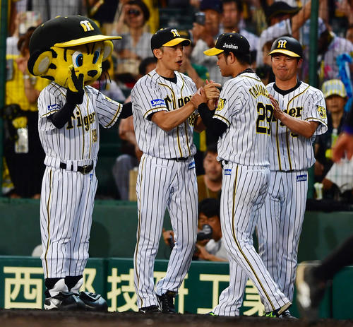 阪神対広島　8回無失点の好投で勝利投手となった高橋遥人（右から2人目）を出迎える矢野耀大監督（撮影・清水貴仁）
