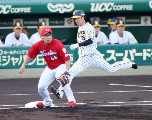 1回裏阪神無死、近本は二塁ゴロ内野安打を放つ（撮影・加藤哉）