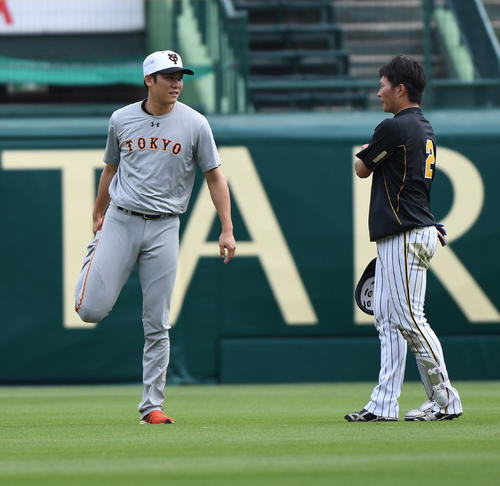 阪神対巨人　練習中、坂本勇人（左）と話す北條史也（撮影・奥田泰也）