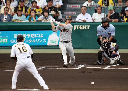 阪神対巨人　1回表巨人2死一、二塁、先制の中前適時打を放つ大城（撮影・前田充）