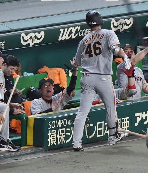 阪神対巨人　6回表巨人無死、大城卓三（右）は右越え本塁打を放ち原辰徳監督とタッチを交わす（撮影・奥田泰也）