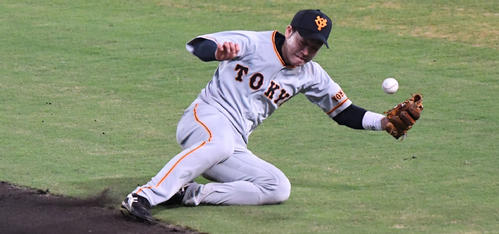 阪神対巨人　6回裏阪神2死、糸井嘉男ゴロに追いつくも弾く山本泰寛（撮影・奥田泰也）