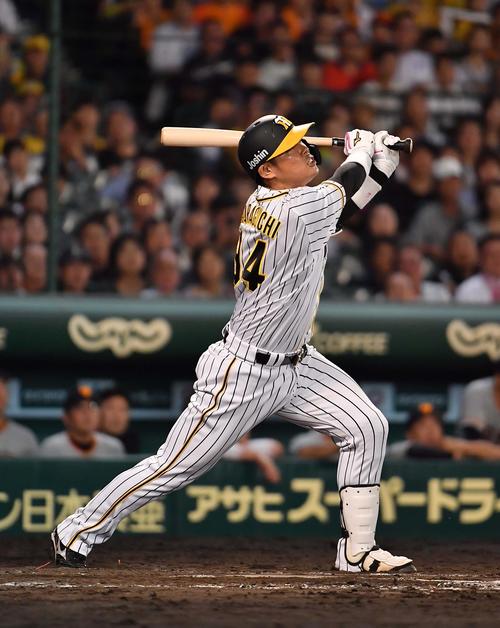 阪神対巨人　7回裏阪神1死三塁、同点中犠飛を放つ原口文仁（撮影・上田博志）