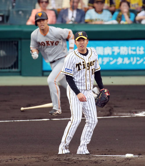 阪神対巨人　1回表巨人2死一、二塁、大城に先制の中前適時打を浴びる西（撮影・前田充）