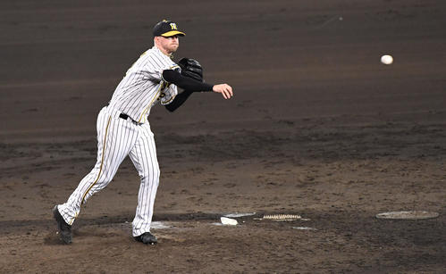 阪神対巨人　8回表巨人1死一塁、一塁けん制悪送球をするピアース・ジョンソン（撮影・奥田泰也