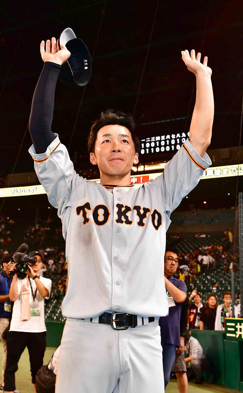 阪神対巨人　ヒーローインタビューを終えファンの声援に応える巨人増田大（撮影・小沢裕）