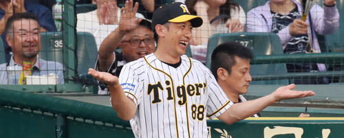 阪神対巨人　2回裏阪神2死、同点ソロ本塁打を放った坂本を両手を広げて笑顔で迎える矢野監督（撮影・前田充）