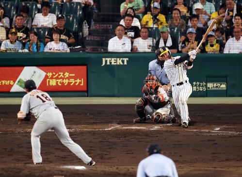 阪神対巨人　3回裏阪神2死一、三塁、勝ち越しの中前適時打を放つ坂本（撮影・前田充）