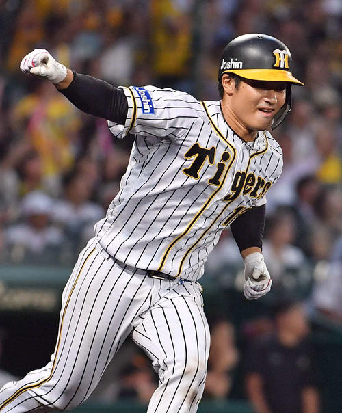 阪神対巨人　3回裏阪神2死一、三塁、中前に勝ち越し適時打を放ちベンチに向かってガッツポーズする坂本誠志郎（撮影・上田博志