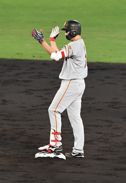 阪神対巨人　4回表巨人2死二塁、菅野智之は中越え適時二塁打を放ち手を叩く（撮影・奥田泰也