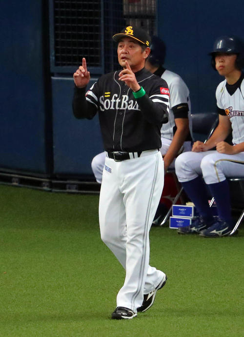 オリックス対ソフトバンク　8回裏オリックス2死二、三塁、福田周平の中前同点2点打の捕球にリクエスト検証を求める工藤公康監督（撮影・宮崎幸一）