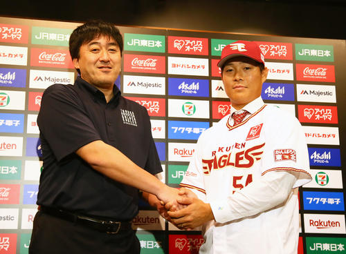 巨人からトレードで楽天に加入した和田（右）は石井GMとがっちり握手を交わす（撮影・足立雅史）