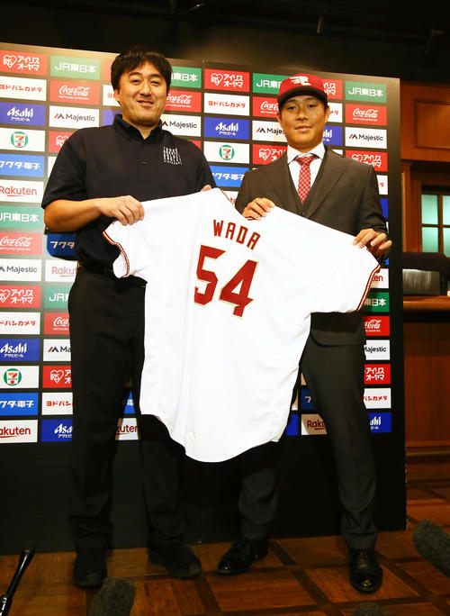 巨人からトレードで楽天に加入し会見に臨んだ和田（右）は石井GMと背番号「54」のユニホームを披露する（撮影・足立雅史）