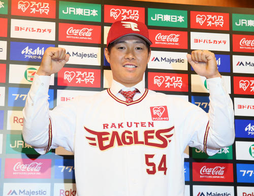 巨人からトレードで楽天に加入し笑顔でポーズを決める和田（撮影・足立雅史）