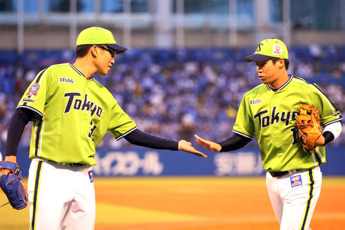 ヤクルト対DeNA　3回表を終え、タッチを交わす山田大（左）と山田哲（撮影・狩俣裕三）