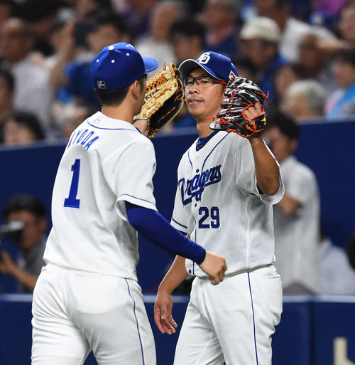 中日対広島　5回表広島攻撃終了、京田をグラブタッチで迎える山井（撮影・森本幸一）