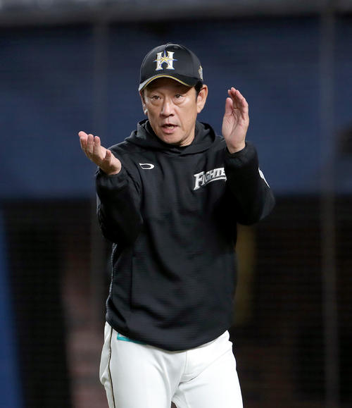 ロッテ対日本ハム　選手交代を告げ選手を手を叩いて鼓舞する日本ハム栗山監督（撮影・佐藤翔太）