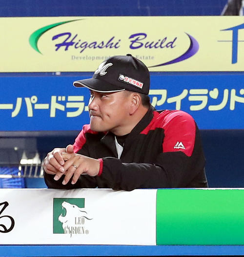 ロッテ対日本ハム　ベンチで険しい表情のロッテ井口監督（撮影・佐藤翔太）