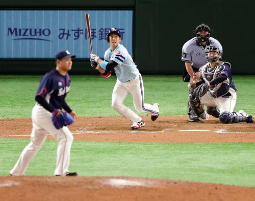 ソフトバンク対西武　12回裏ソフトバンク1死満塁、栗原はサヨナラ犠飛を放つ。投手佐野（撮影・浅見桂子）