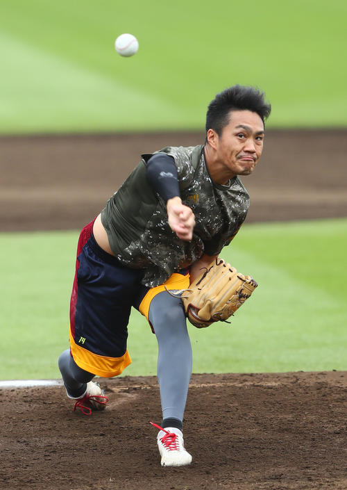復帰登板に向け本拠地楽天生命パーク宮城のマウンドで投球練習する則本昂（撮影・足立雅史）