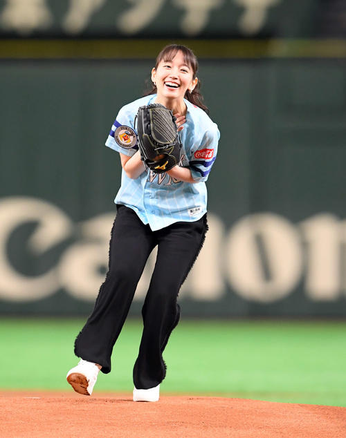 ソフトバンク対西武　始球式を務めた吉岡里帆（撮影・たえ見朱実）