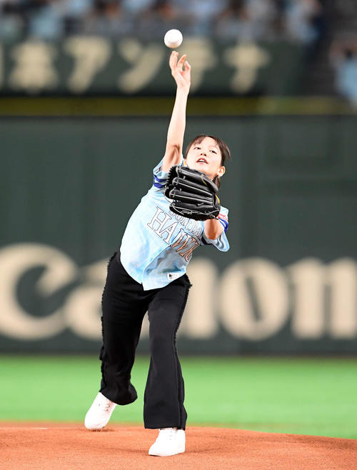 ソフトバンク対西武　始球式を務めた吉岡里帆（撮影・たえ見朱実）