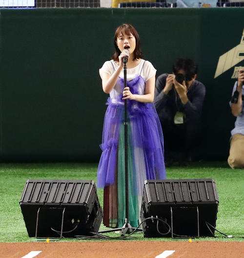 ソフトバンク対西武　君が代斉唱する大原櫻子（撮影・浅見桂子）